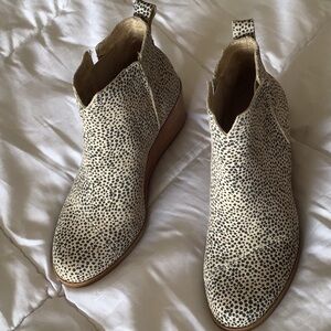 Toms Woman’s cheetah suede wedge bootie macadamia size 7.5
